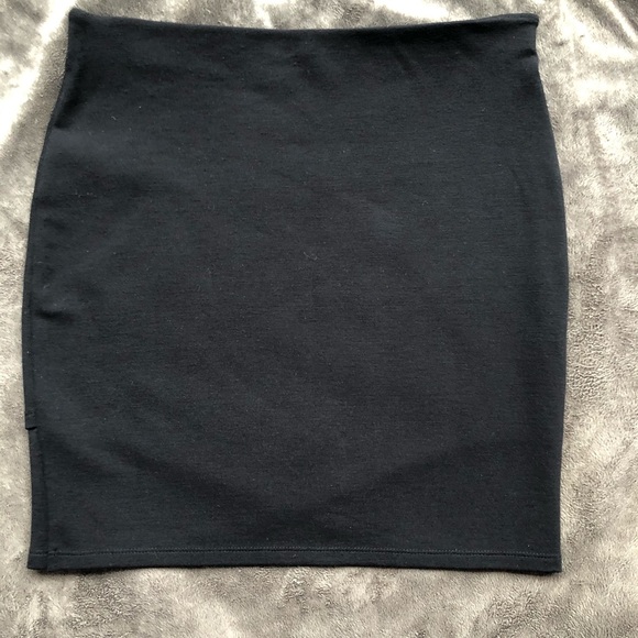 Talula Aritzia Tulip Hem Black Stretchy Mini Skirt Size Medium - Picture 3 of 6